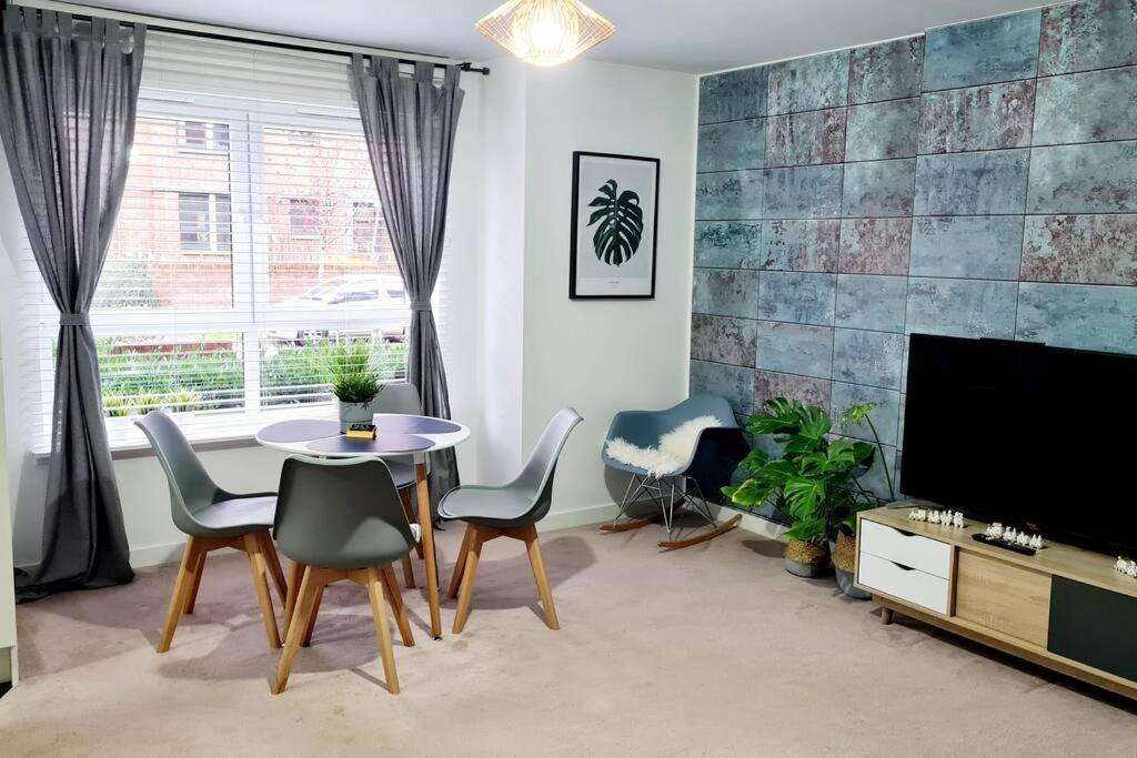 Stylish 2 Bedroom Apartment / Free Gated Parking Glasgow Exterior photo
