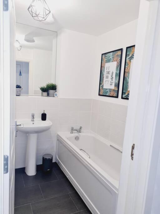 Stylish 2 Bedroom Apartment / Free Gated Parking Glasgow Exterior photo